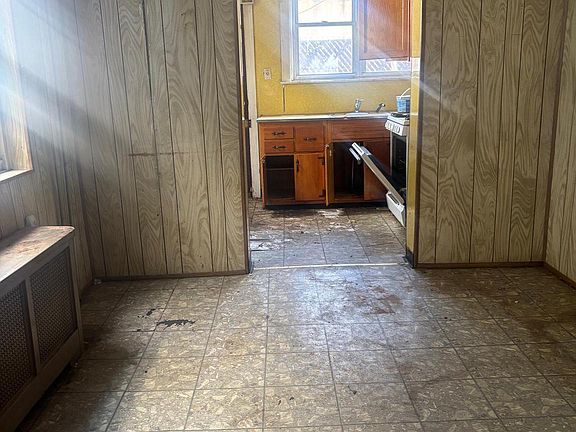 4th image of 2633 S Alder St