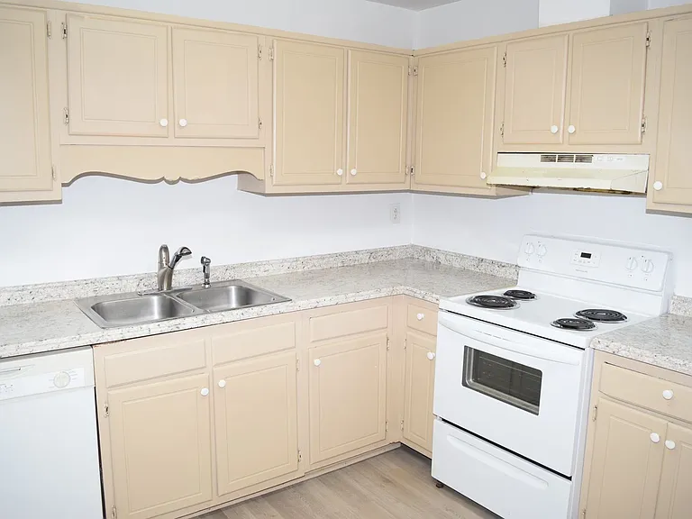 579 Peregrine St — Photo 9