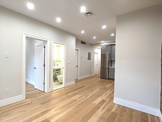 3rd image of 221 E 10th St #500