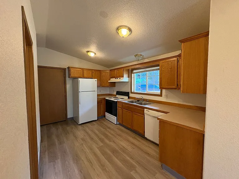 2 Bedroom 1.5 Bathroom Duplex in Southwest Eugene — Photo 6
