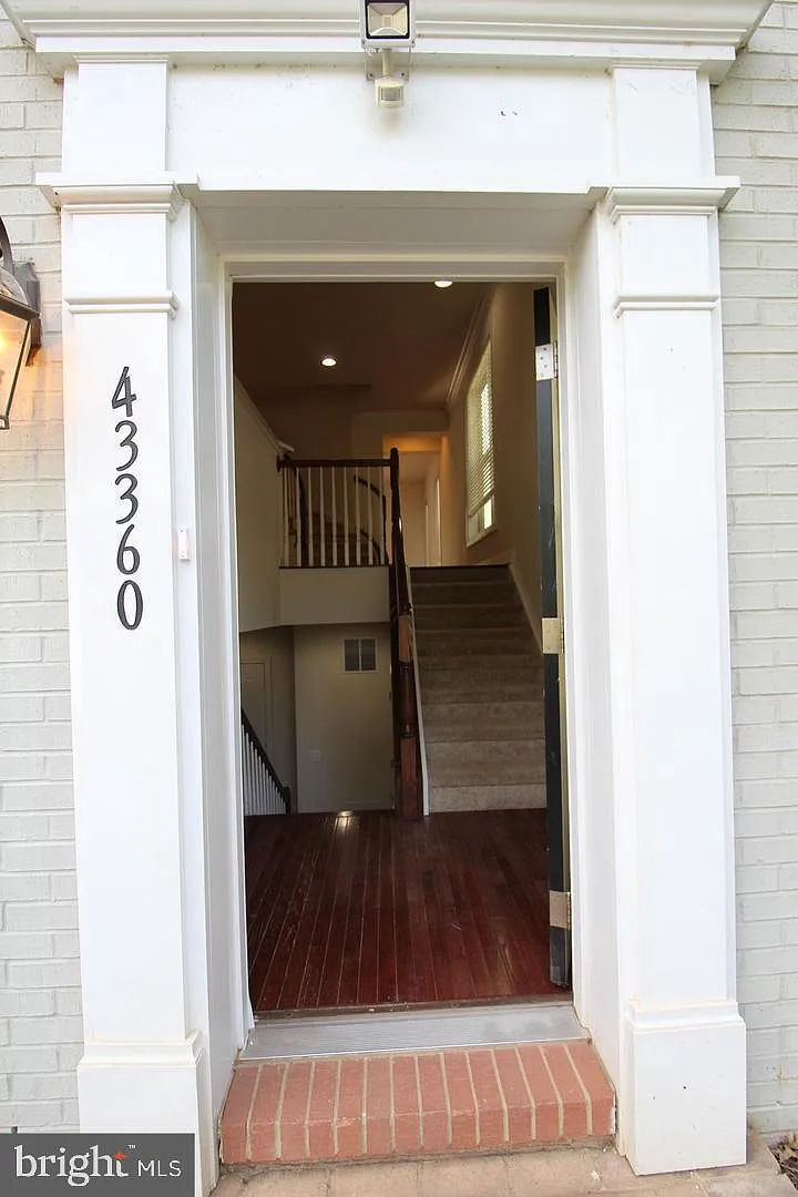 3 bed, 2.5 bath, 2512 sqft, $3,400 — Photo 2