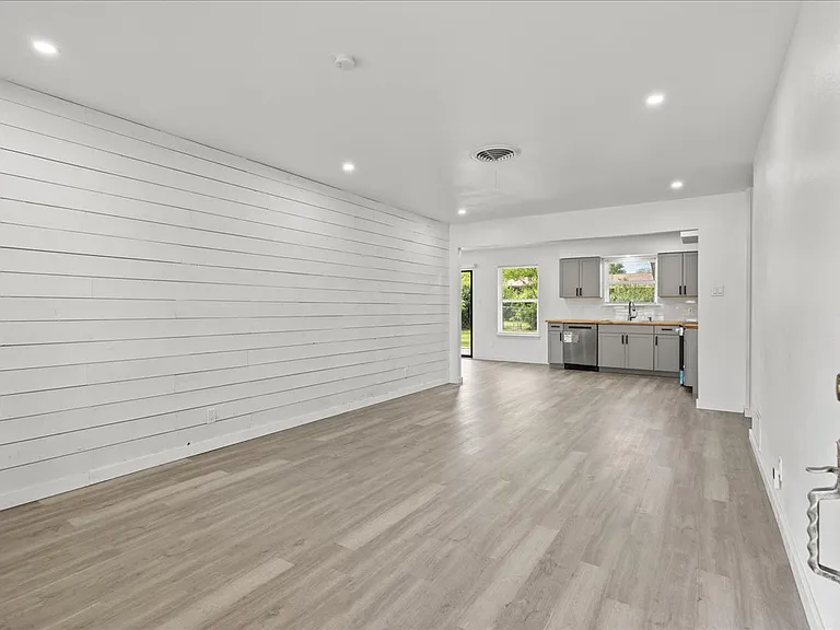 317 E Wright Blvd — Photo 8