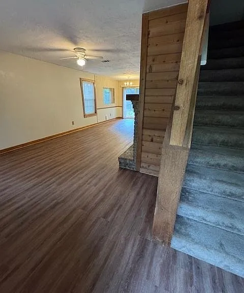2304 Claremont Ln — Photo 3