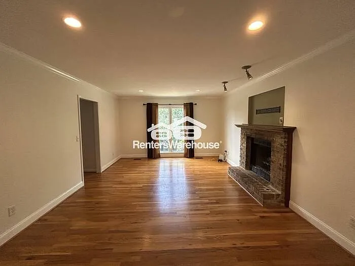 2501 Crestwood Cir — Photo 11