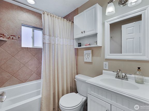4th image of 2415 E Bismark Avenue