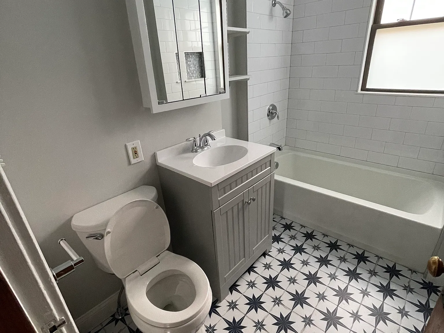 3 bed, 1200 sqft, $4,050 — Photo 3
