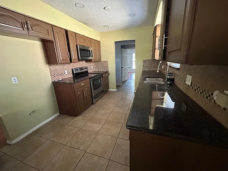 1112 Park Center Ct — Photo 5