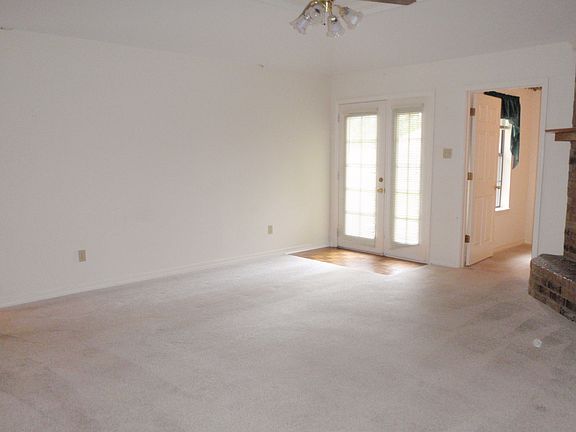 5th image of 200 Lakewood Dr