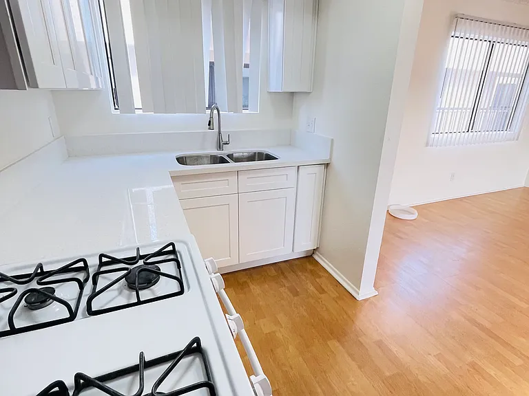814 E Windsor Rd #208 — Photo 6