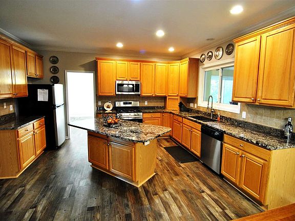 3rd image of 524 Savannah Dr