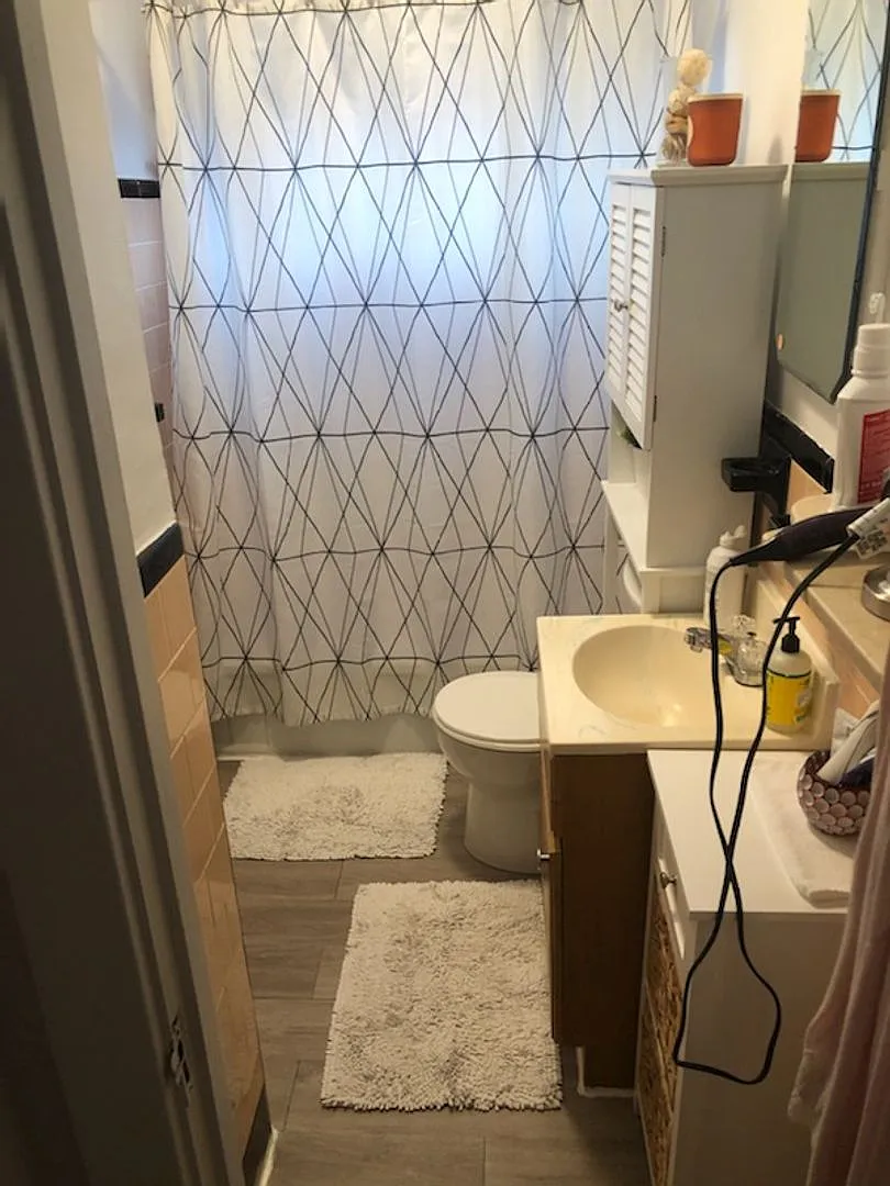 Nicely renovated 1 bed in Oak Square! — Photo 4