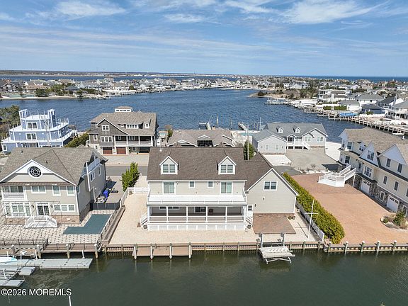 2nd image of 305 Sloop Lane