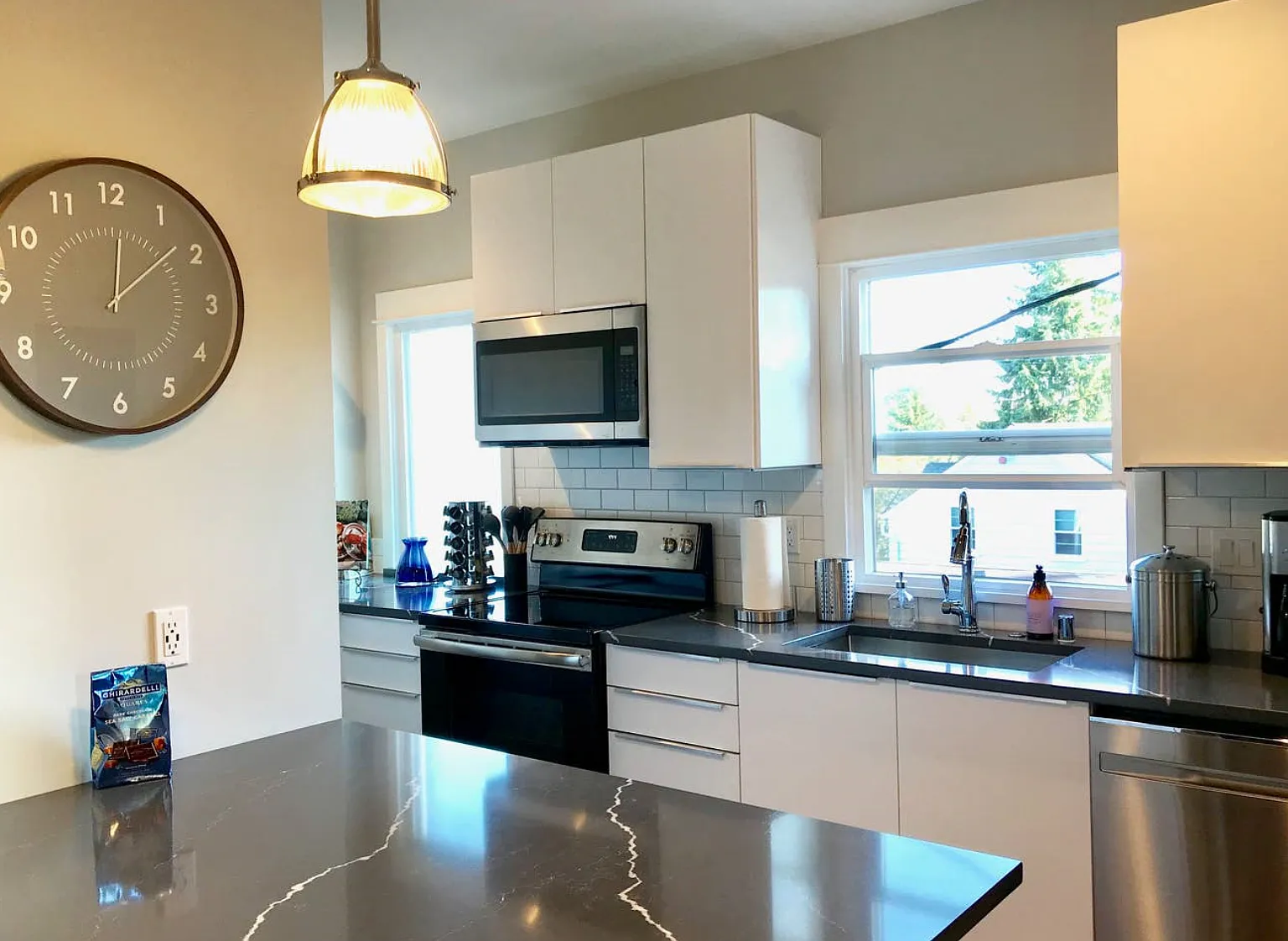 3 bed, 1320 sqft, $4,200 — Photo 2
