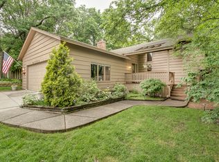 9553 Woodridge Cir, Eden Prairie, MN 55347