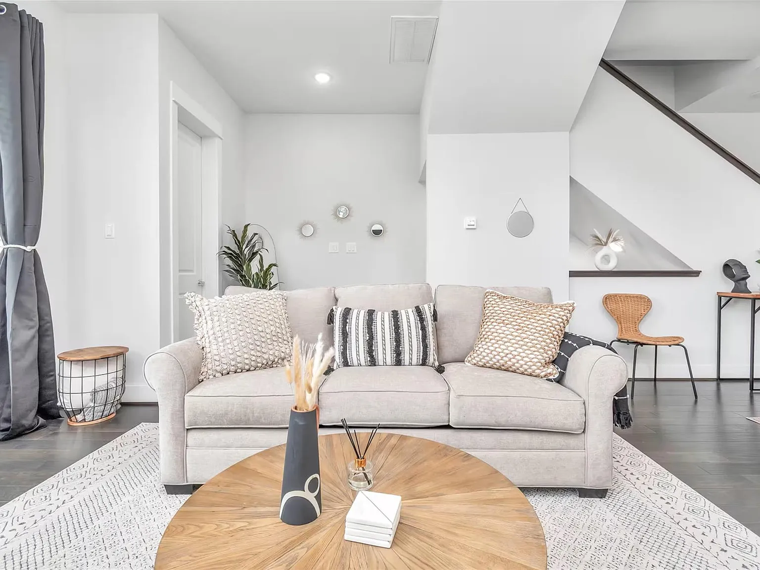 3 bed, 3.5 bath, 1767 sqft, $2,500 — Photo 1