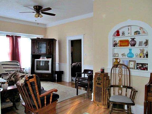 2nd image of 107 W Grant St