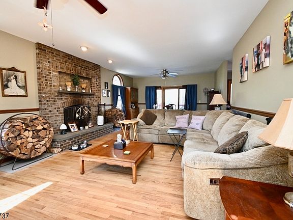 2nd image of 189 SCHOOLHOUSE ROAD