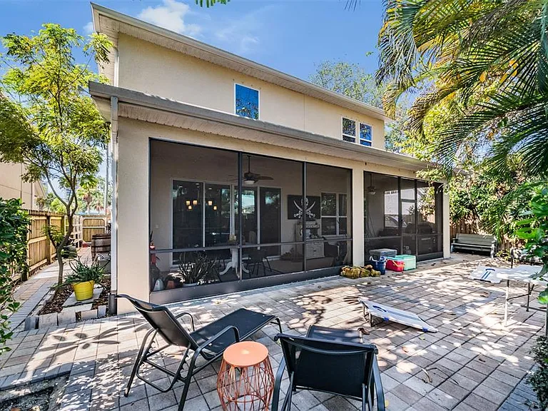 3007 W Palmira Ave — Photo 32