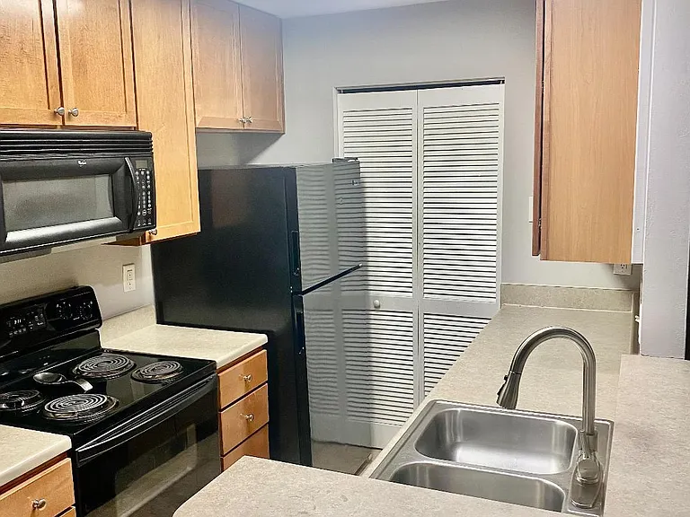 272 Alexandra Dr #13 — Photo 5