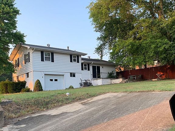 3rd image of 718 E Locust St