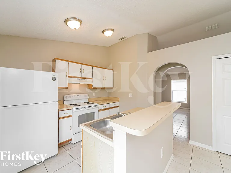 440 Breezeway Dr — Photo 9