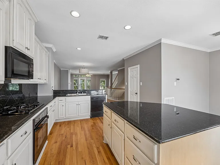 3943 N Hall St — Photo 21