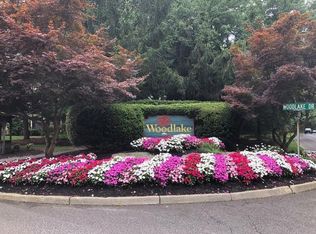 4 Woodlake Dr, Marlton, NJ 08053