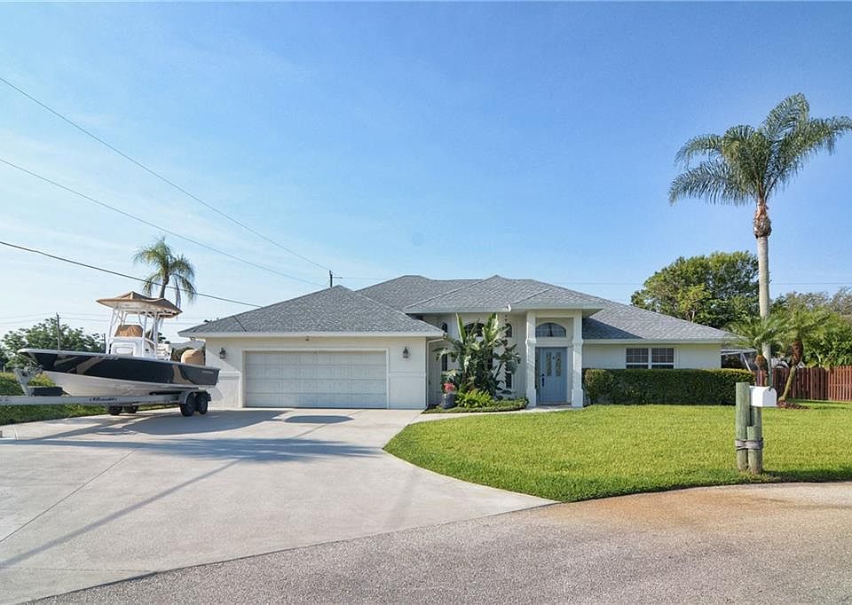 1st image of 412 NE Julia Ct