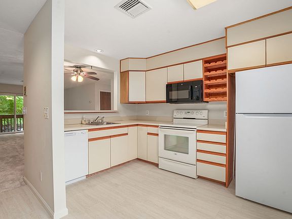 5th image of 330 Sunderland Rd Unit 22