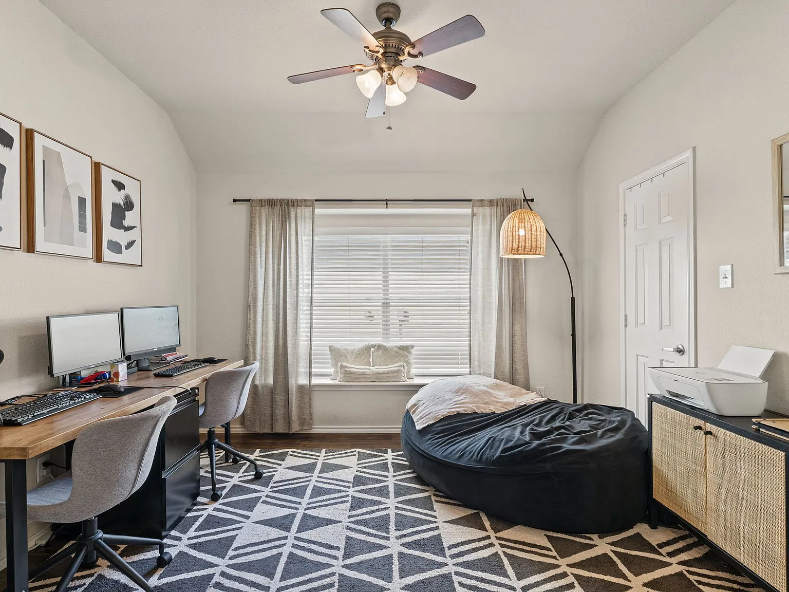 4 bed, 2035 sqft, $2,850 — Photo 4