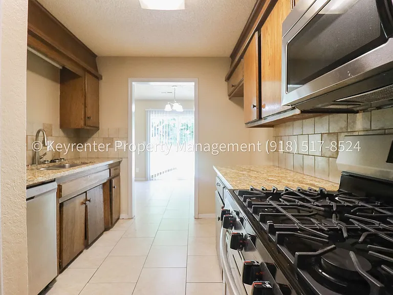 4902 S Gum Ave — Photo 58