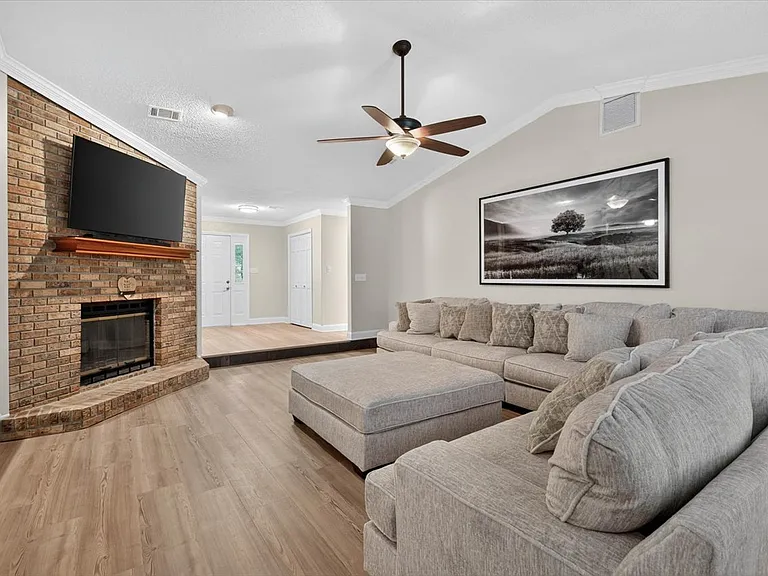 3520 Clifden Dr — Photo 2