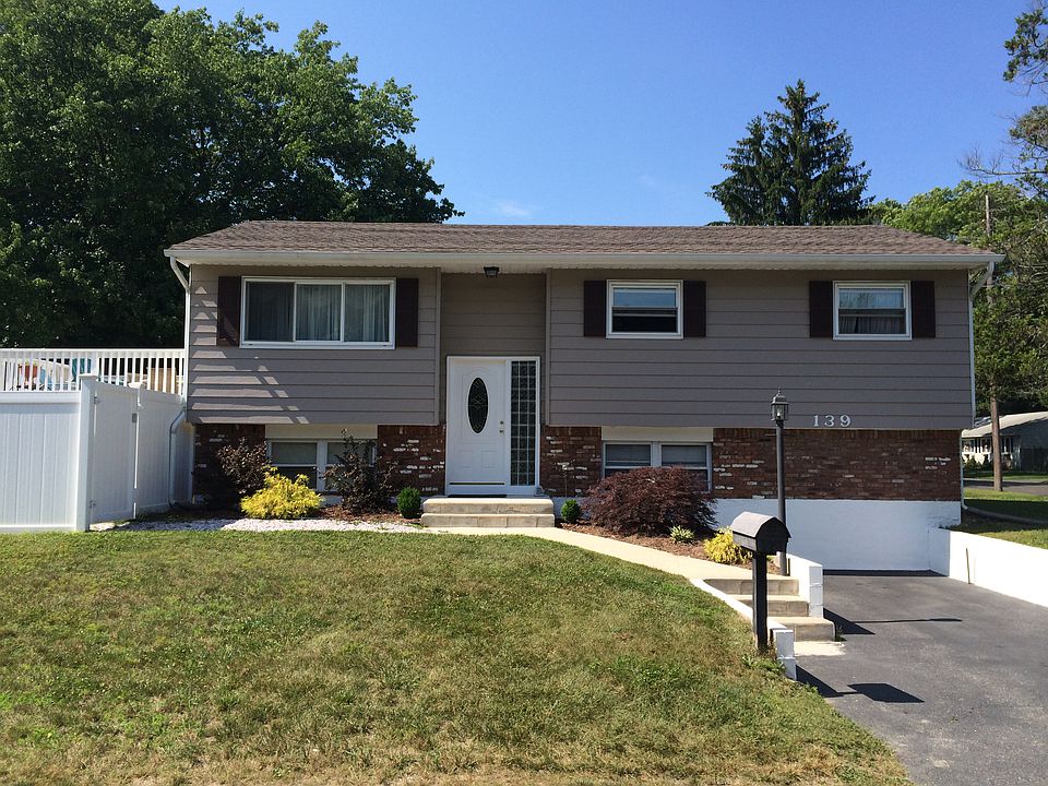 1st image of 139 2nd St