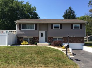 139 2nd St, West Islip, NY 11795