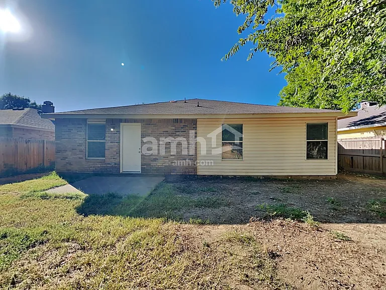 6040 Crescenzio Dr — Photo 17
