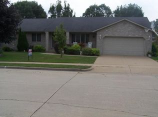 4852 Camelot Dr, Dubuque, IA 52002