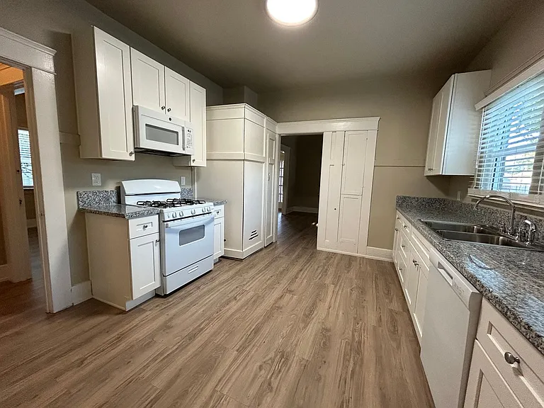 504 E Walnut St — Photo 7