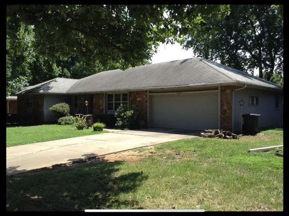 1552 E Walnut Lawn St, Springfield, MO 65804