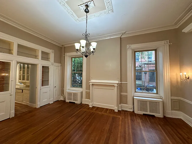 1024 Clinton St — Photo 8