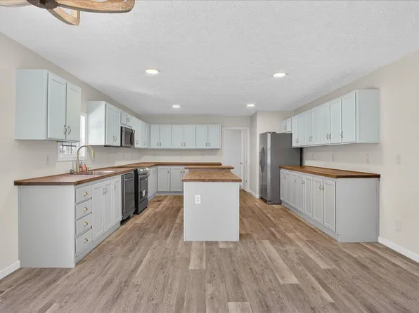 6600 Clearwater Dr, Oxford, NC 27565
