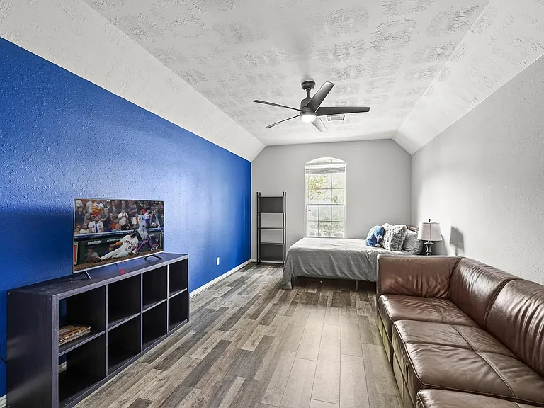 4703 Oxbow Cir W — Photo 32