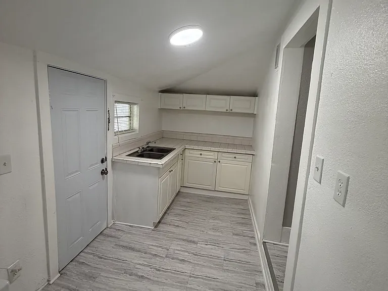 252 Claude St — Photo 13