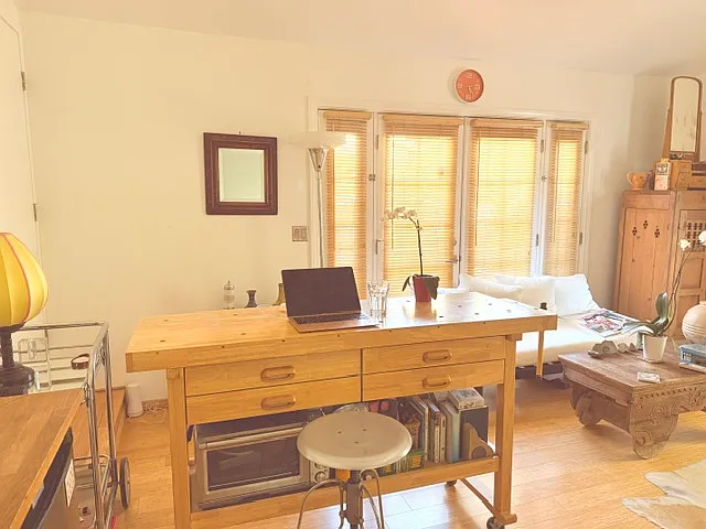 work bench, work station
Oven stored below