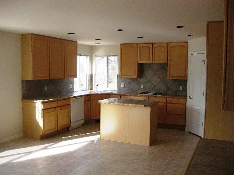 2075 Rockhurst Blvd — Photo 6