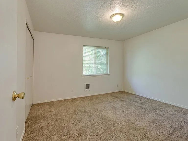 228 SE 106th Ave — Photo 10