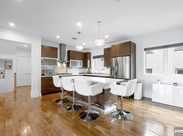 807 Edgewood Ln #B, Fort Lee, NJ 07024