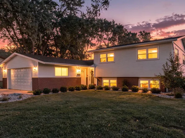1101 E Barberry Ln, Mount Prospect, IL 60056