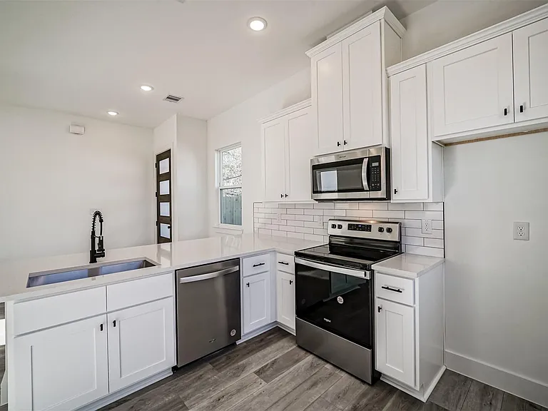 8409 Schneider St — Photo 7
