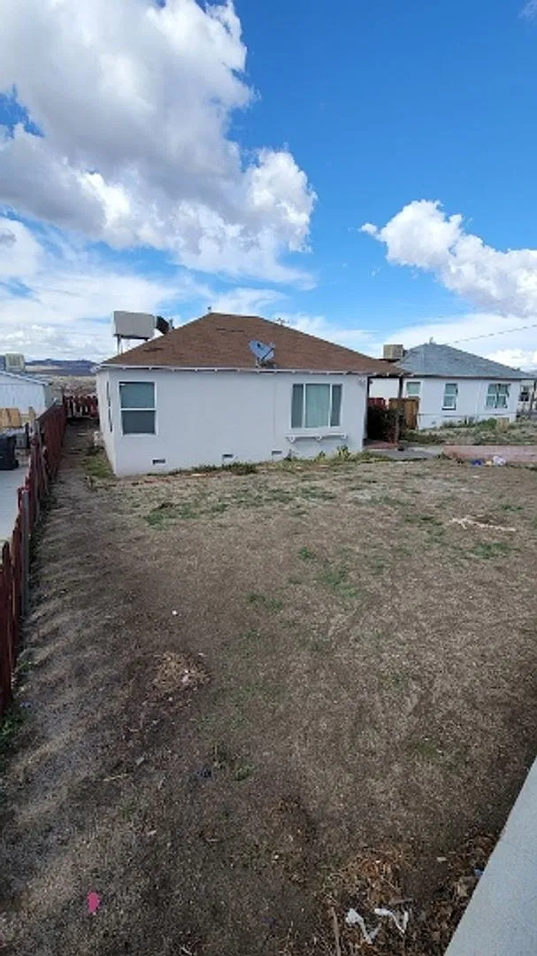 2 Bedroom 1 Bath home w/ washer Dryer Hook Ups. — Photo 2