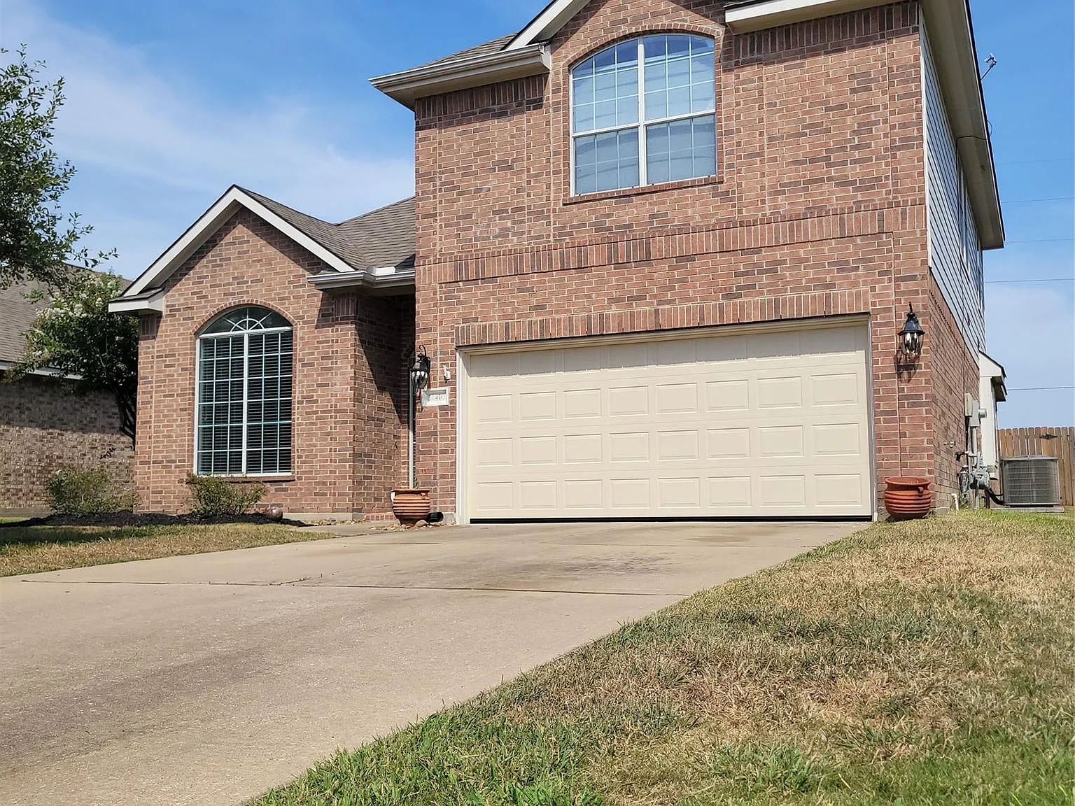 3 bed, 2.5 bath, 2342 sqft, $2,300 — Photo 2